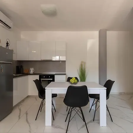 Bright & Modern 2bd In Stobrec, Free Parking 斯普利特