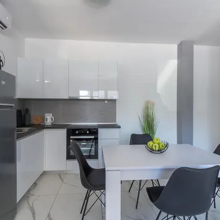 Bright & Modern 2bd In Stobrec, Free Parking 公寓 *