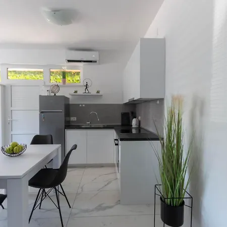 Bright & Modern 2bd In Stobrec, Free Parking 斯普利特