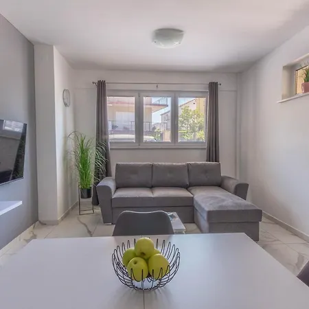 Modern 2bd Apartment Split