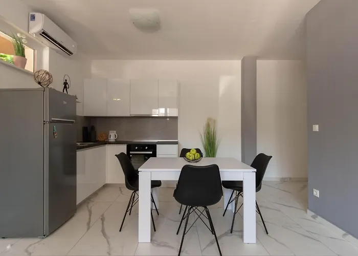 Bright & Modern 2bd In Stobrec, Free Parking 스플리트