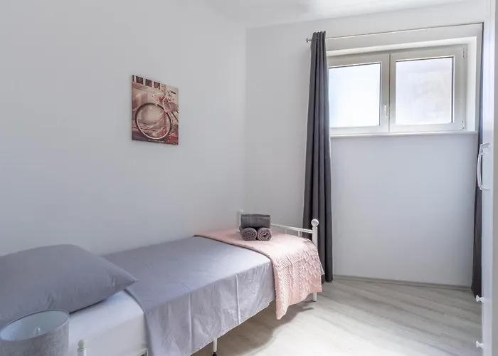 Bright & Modern 2bd In Stobrec, Free Parking