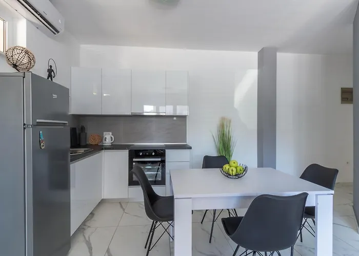 Bright & Modern 2bd In Stobrec, Free Parking Appartamento *