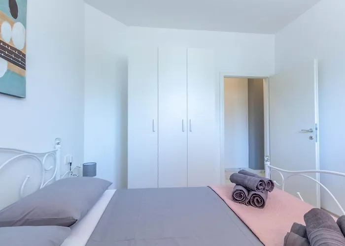 Bright & Modern 2bd In Stobrec, Free Parking 아파트 *