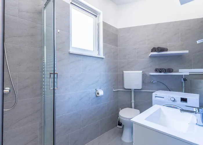 Bright & Modern 2bd In Stobrec, Free Parking