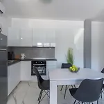 Bright & Modern 2bd In Stobrec, Free Parking Daire *