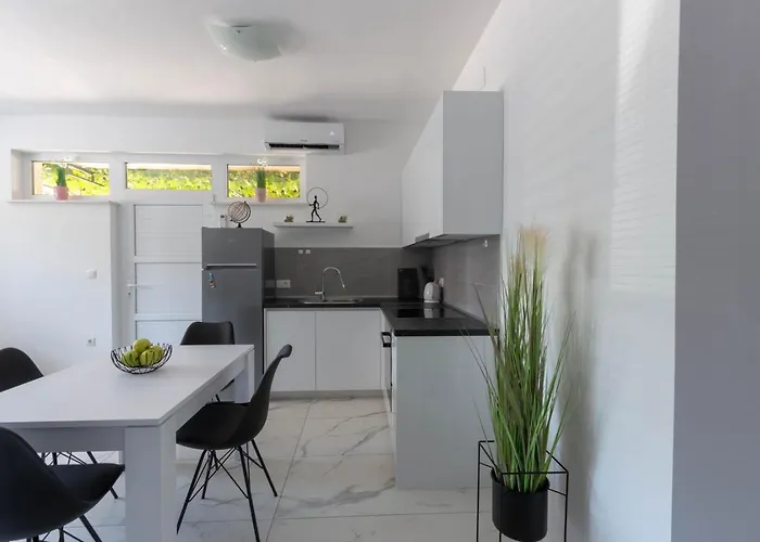 Bright & Modern 2bd In Stobrec, Free Parking Сплит